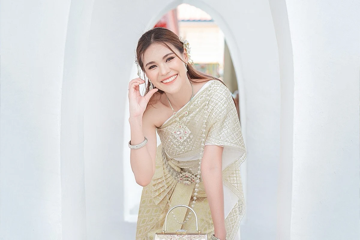 Sense of Thai: Private Photoshoot with Thai Traditional Dress at Wat Arun