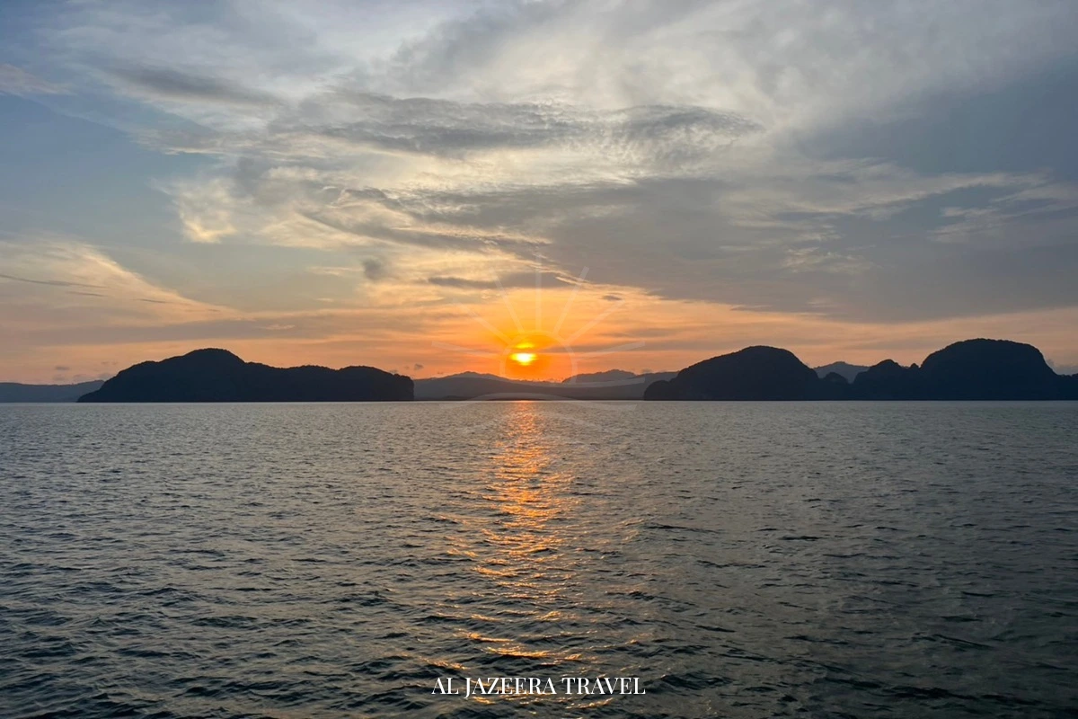 زورق Twilight Sea والعوالق ذات الإضاءة الحيوية