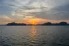 زورق Twilight Sea والعوالق ذات الإضاءة الحيوية